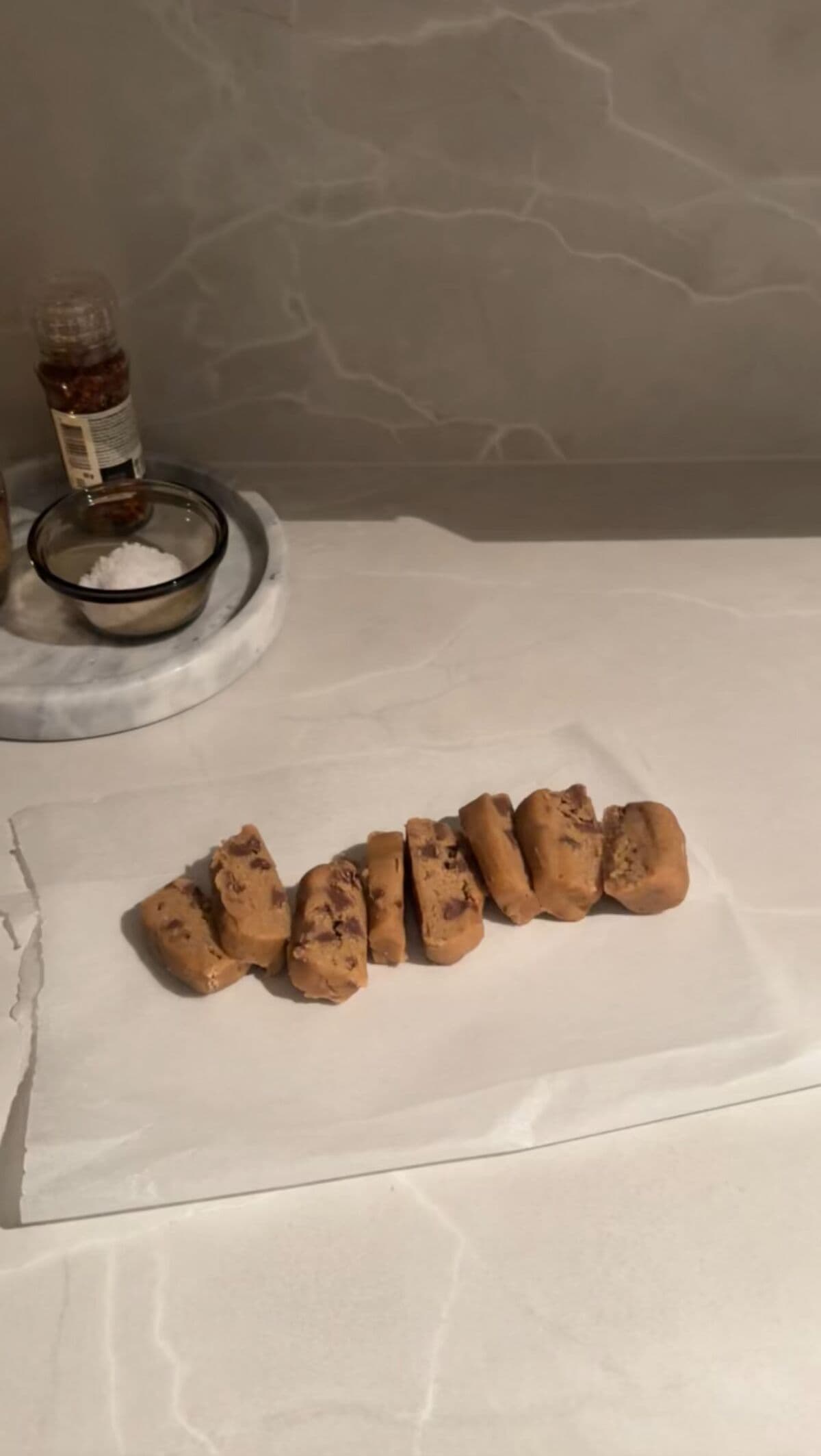 Old Mill cookie dough skåret i skiver på bakepapir