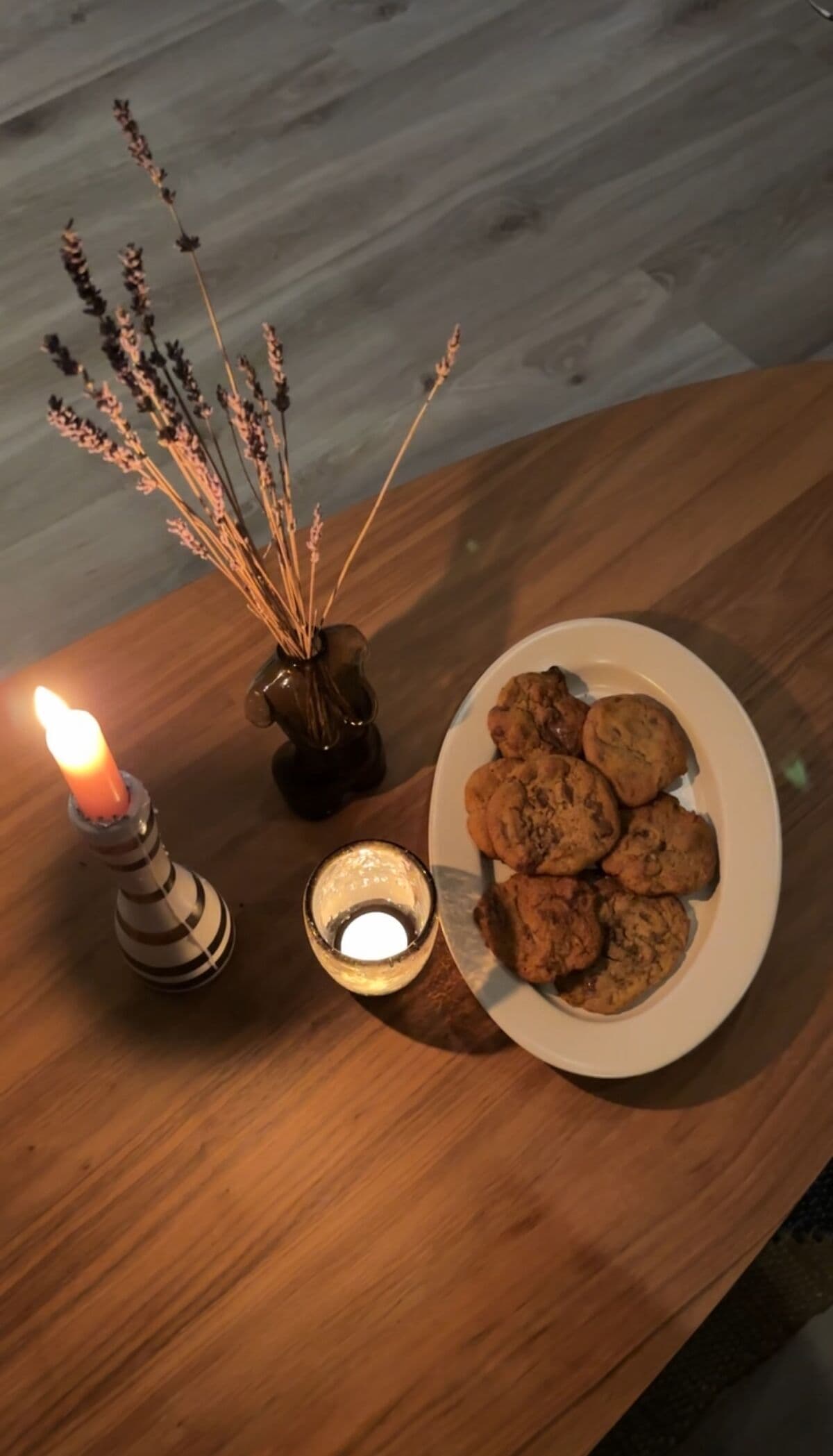 Cookies stekt av Old Mill-deig, servert på en tallerken ved levende lys